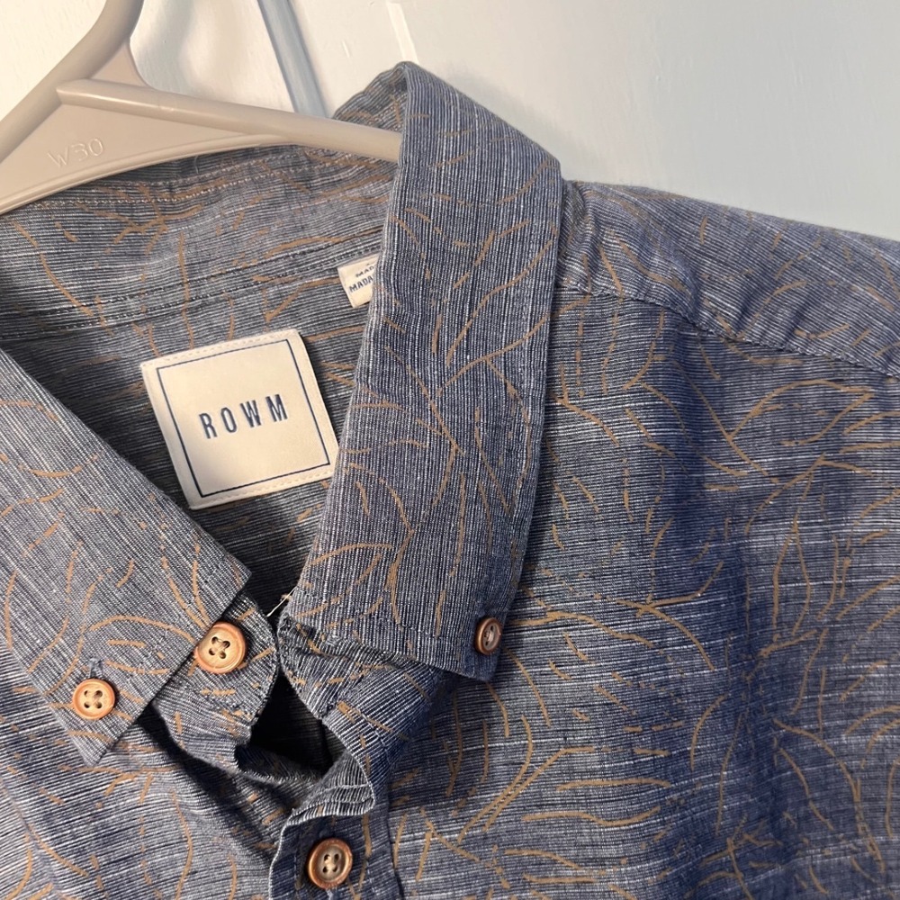 ROWM Button Down Shirt Mens Large Blue Gold Leaf Slub